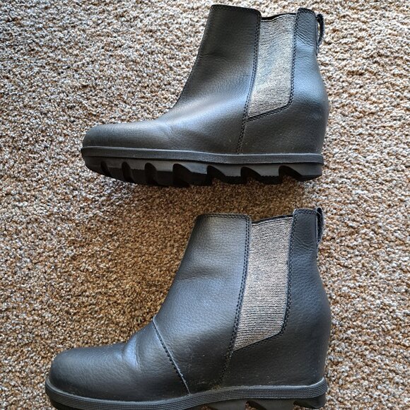 Sorel Women's Joan of Arctic Wedge III Chelsea boot in black leather with silver - Picture 3 of 10